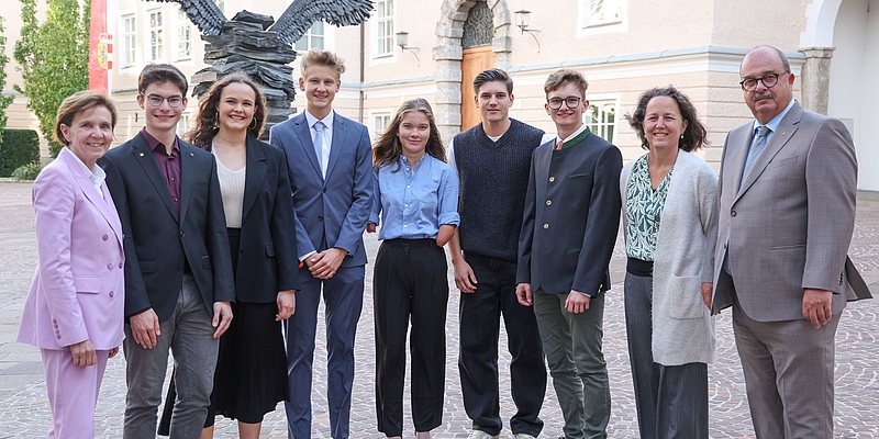 Im Bild Landtagspräsidentin Brigitta Pallauf mit den Preisträgern Ulrich Brugger, Beatrix Umlauf, Patrick Bräunlinger, Julia Eisl, Caspar Lechner und Martin Lanschützer sowie den Juroren Andrea Dillinger und Oskar Dohle.